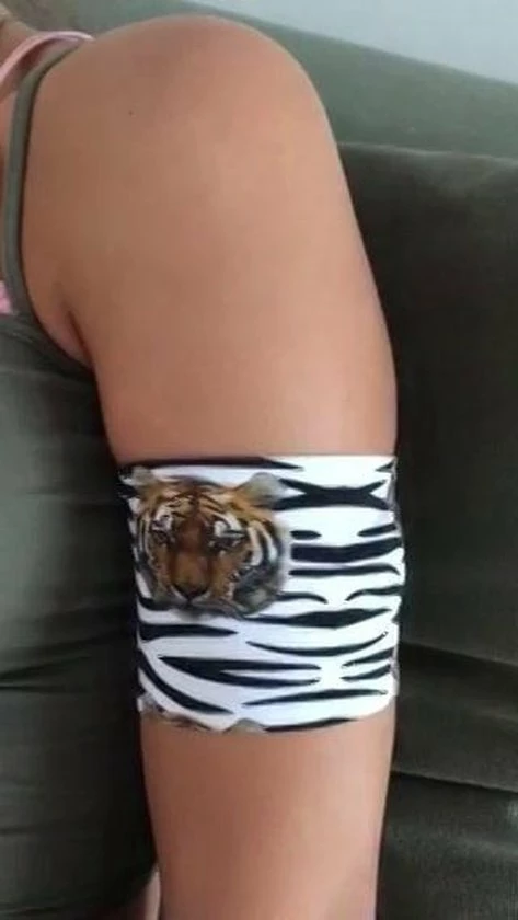 Maat 39-40 Cm - Trendy Bandje Om Je Diabetes Sensor Te Verfraaien En Beschermen - Zebra /Leeuwenkop - Perfecte Elasticiteit - Isabelsunique 4 Maat 39-40 Cm - Trendy Bandje Om Je Diabetes Sensor Te Verfraaien En Beschermen - Zebra /Leeuwenkop - Perfecte Elasticiteit - Isabelsunique - Afbeelding 2