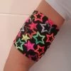 Omnipod-bandjes Lycra Armband In Zwart Met Neon Sterren Van 31/32 Cm Ter Bescherming Van De Omnipod Of Sensor Ivm Diabetes, Geschikt Om Mee Te Zwemmen. Beschermt De Sensor Zoals De Freestyle Libre Of De Omnipod -Medisana Sales 543x840