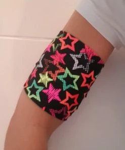 Omnipod-bandjes Lycra Armband In Zwart Met Neon Sterren Van 31/32 Cm Ter Bescherming Van De Omnipod Of Sensor Ivm Diabetes, Geschikt Om Mee Te Zwemmen. Beschermt De Sensor Zoals De Freestyle Libre Of De Omnipod